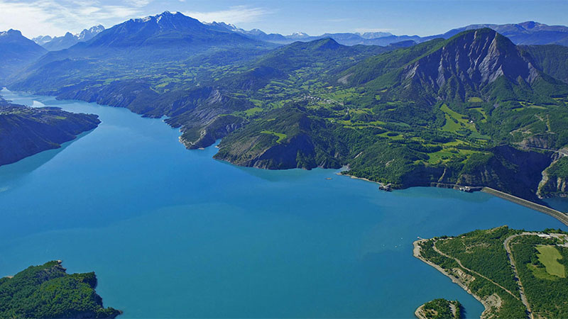 vue aérienne du lac de Serre-Ponçon
